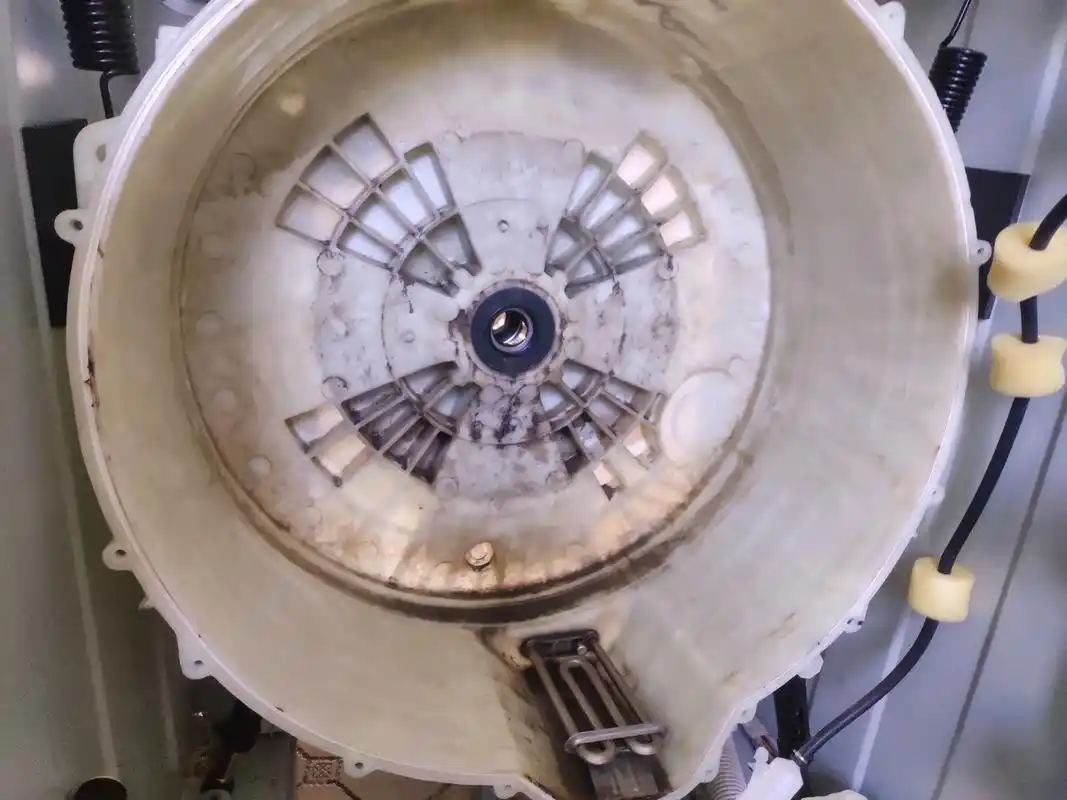 家电清洗.海尔水晶滚筒洗衣机全拆清洗维修,客户衣服没放好造成 - 抖