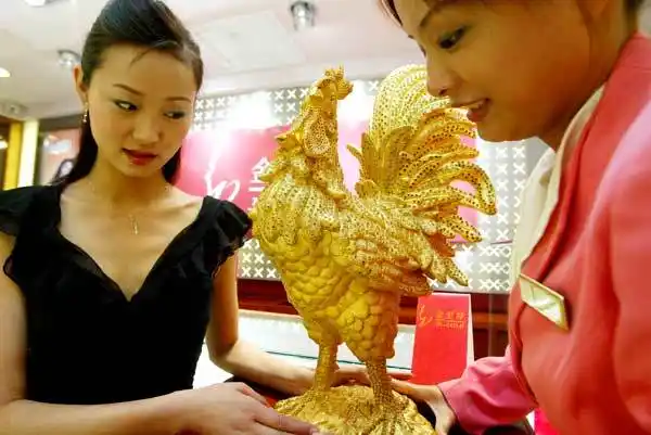 一只身价百万元钻石金鸡日前在广州展出(组图)