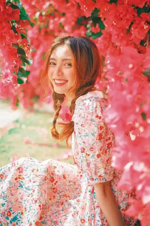 春天拍花姿势大全(怎么拿花拍照好看姿势图片) - 冷求网