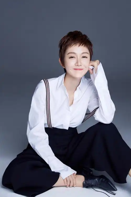 姜妍时尚大片曝光造型清爽甜美率性