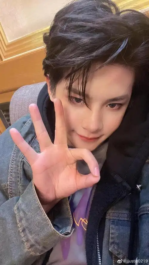 黄明昊晒帅气自拍照用手比3庆祝出道三周年