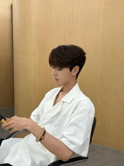 男生适合多种脸型的一款发型收藏起来吧