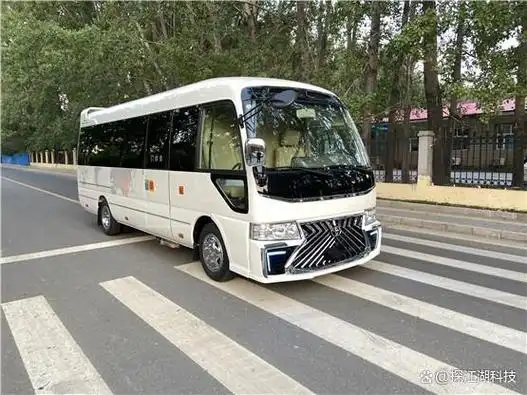 这款豪华中巴车不仅外观时尚,内部空间宽敞舒适,还具备多项高端配置
