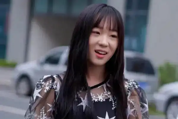 华晨宇大粉爆猛料疑似现任女友曝光穿搭同款众多暗秀恩爱