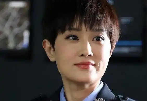 近日,有网友在上海机场见到了潘粤明和他的女友尹姝贻.