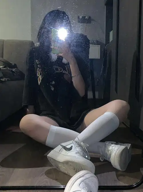 闪光灯对镜自拍你见过能防晒的小腿袜嘛