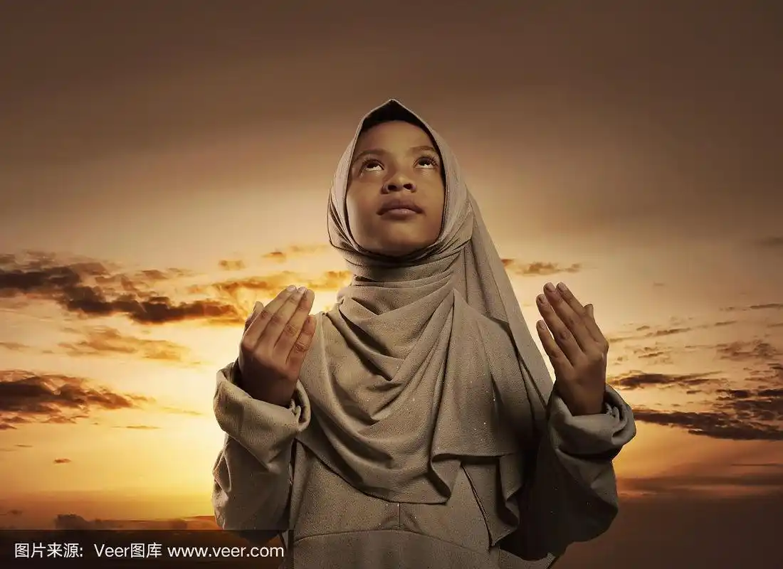 亚洲穆斯林小女孩戴着头巾向上帝祈祷