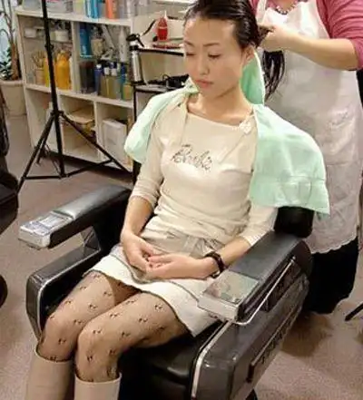 实拍美女美容院刮毛全过程