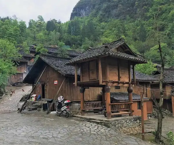 瑶族建筑住房为干栏式建筑,楼层较矮,多为2层,楼上住人,楼下饲养牲畜.