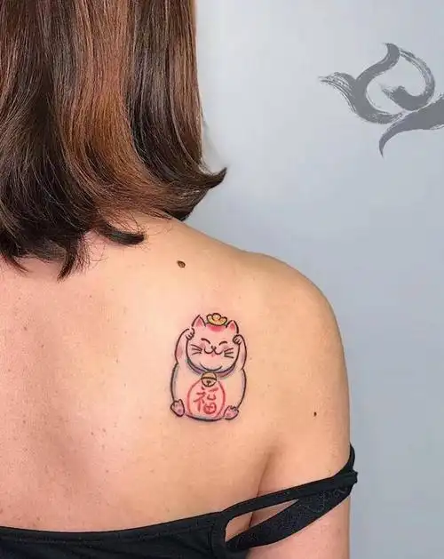 招财猫纹身图片_肩部背部新传统纹身图案
