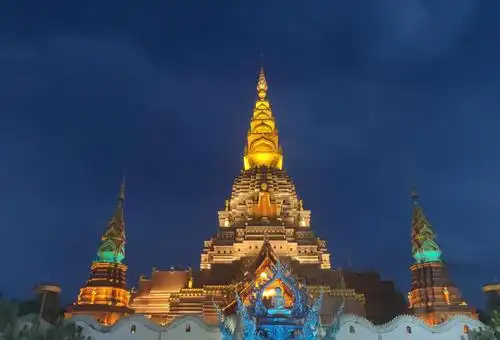 云南西双版纳最适合打卡的景点,白天冷冷清清,晚上则人山人海_大金塔