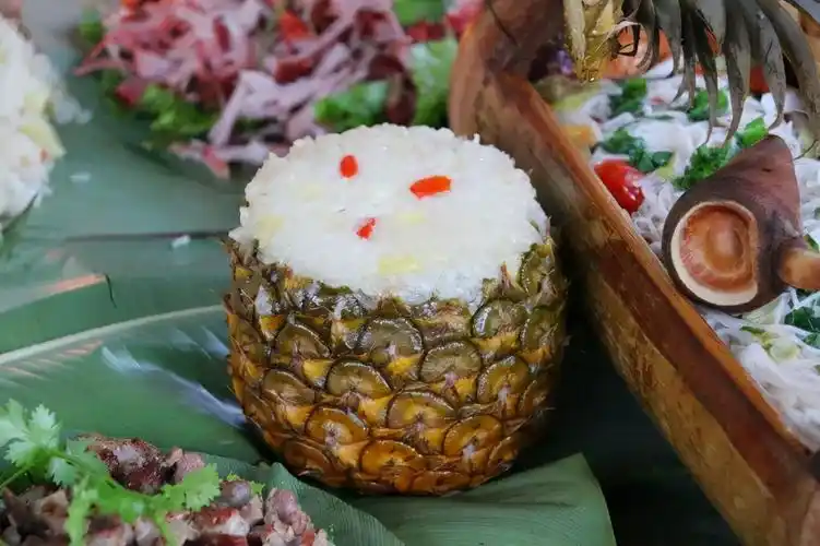 云食| 酸甜咸辣,西双版纳多种"糯食"美味等你来尝!_菠萝_竹筒_美食