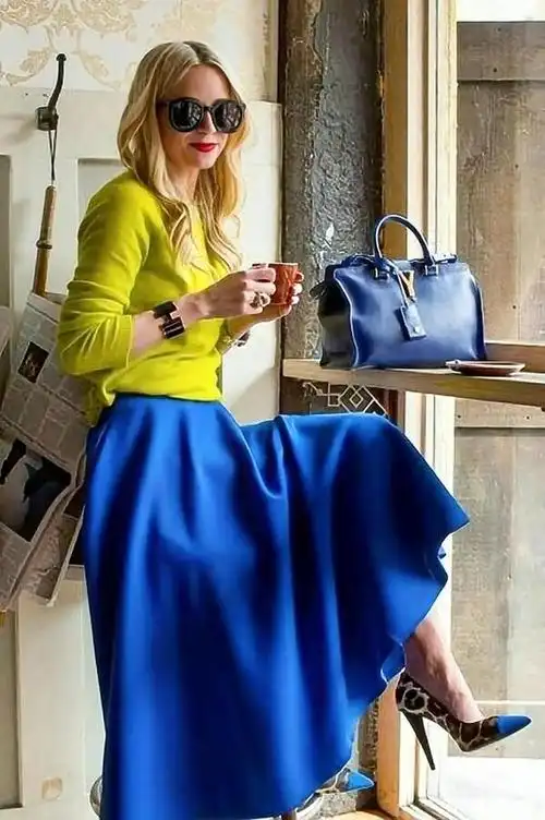 黄蓝撞色给人眼前一亮的感觉,确又不失和谐 ②相邻色搭配