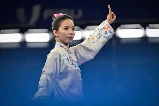 刚刚,在武术套路女子太极剑的比赛中,中国选手陈小丽动作行云流水,一