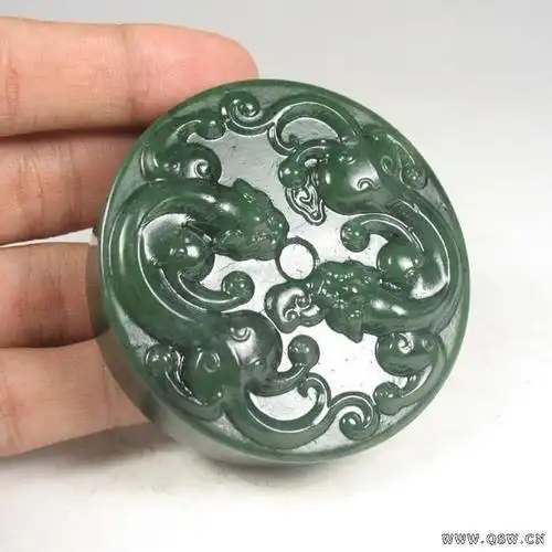 新疆玛纳斯碧玉手镯芯仿古雕双龙戏珠把件