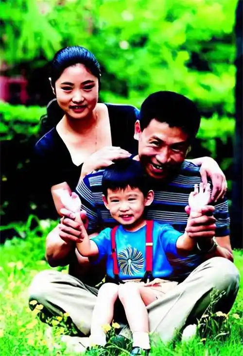 演员胡亚捷:娶初恋为妻,曾3次闹分手,如今幸福美满_演出_生活_汤静