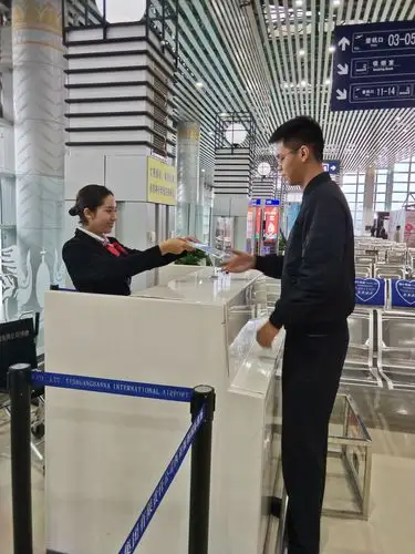 服务礼仪,微笑服务,双手递接物品