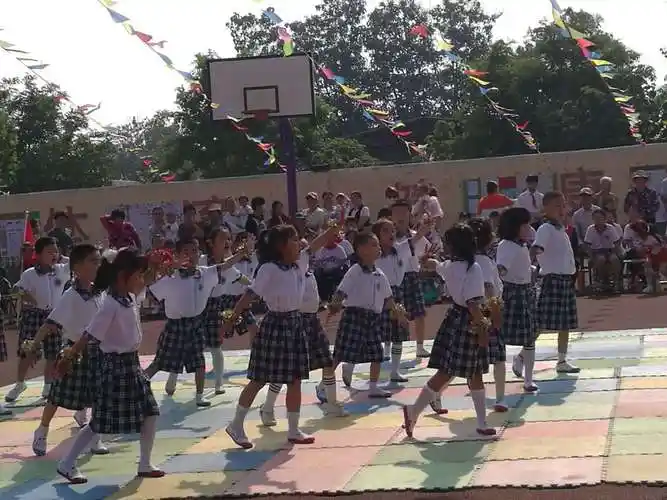 欢快的舞蹈《踏浪》展示了青春的魅力,调动了孩子们的激情