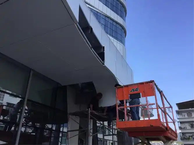 3,西侧铝单板雨棚安装完成80%.