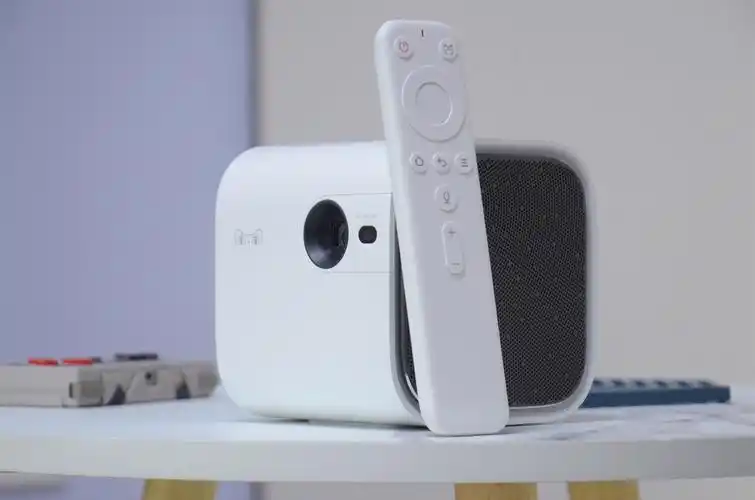 天猫魔屏newm2评测内置lg电芯一台无需插电也能用的智能投影仪