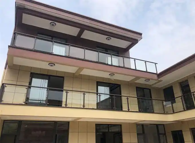 室外阳台栏杆无孔玻璃露天扶手铝镁合金立柱家用屋顶护栏别墅定制 总