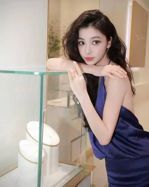 长发过肩的女性,一定要试试全头烫卷发,时尚好看让人为你着迷