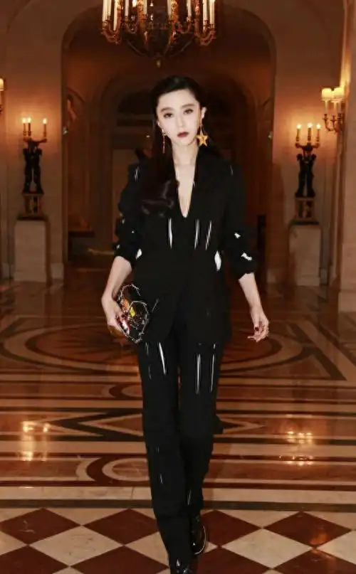 范冰冰在国外真是不消停穿黑色西装配大星星耳环酷似女战士