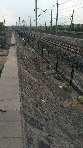 k41 300~k41 950路堑防护段备土袋