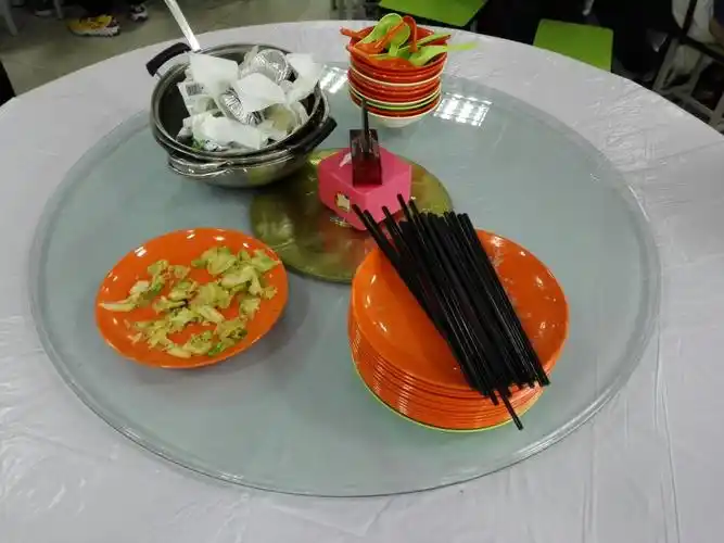 知道吗?每天我们吃完饭碗筷得像这样摆放!如今我们已经训练有素!