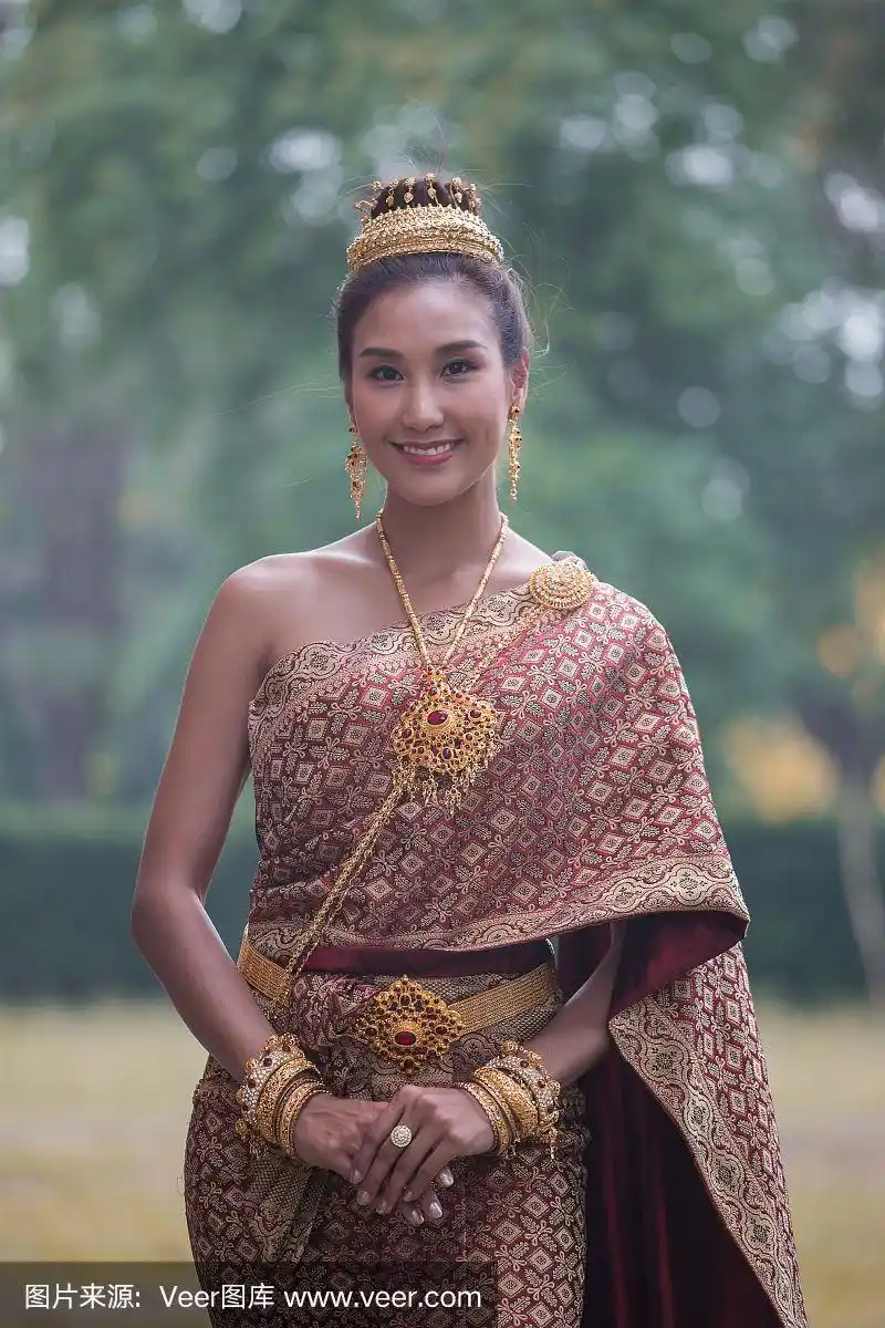 美丽的泰国女人穿着泰国传统服饰.