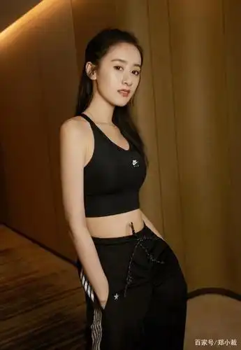 袁冰妍再次秀身材!瑜伽装勾勒曼妙曲线,纤细的双腿堪比世界超模