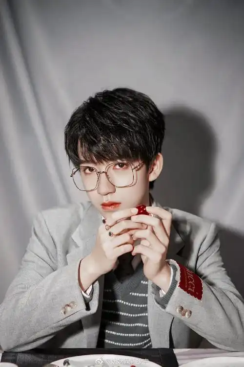 脑供氧不足,脑干缺失到只知道打啊啊啊贺峻霖知道自己戴眼镜,很帅是吧