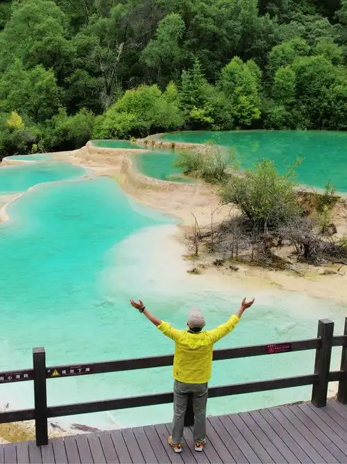 神仙池,又名嫩恩桑措 在九寨沟与黄龙之间,隐藏着一个不超过太为人