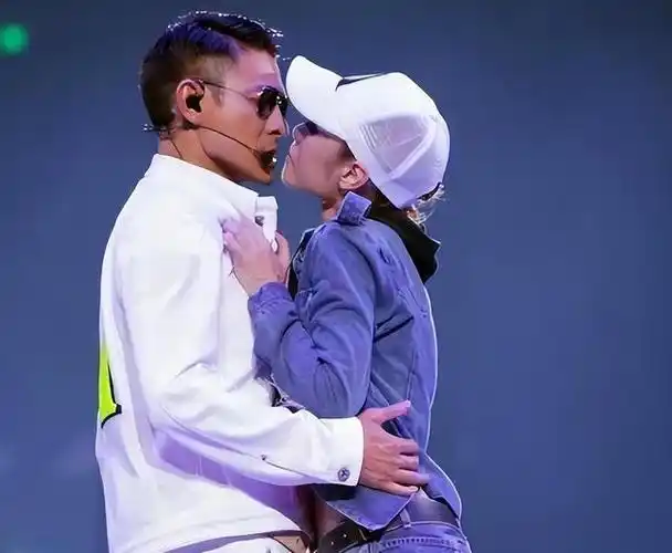 她陪伴刘德华26年,如今42岁仍然单着,眼睁睁看着他娶了别的女人