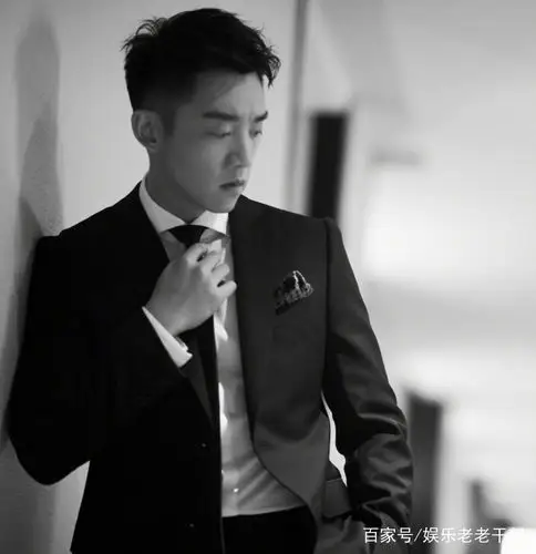 郑恺多套西装look!用实力演绎"穿西装的男人最帅气"