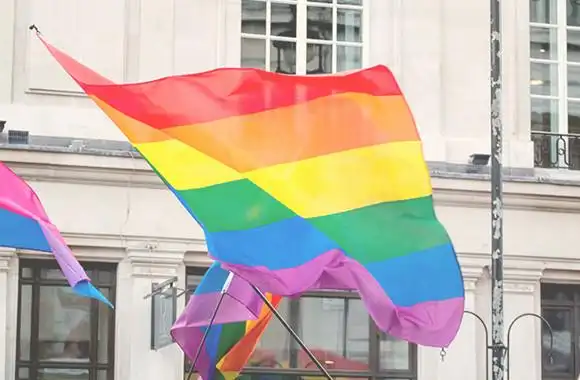 象征着lgbt群体的彩虹旗,每年6月跟随"june pride"运动随风飘扬