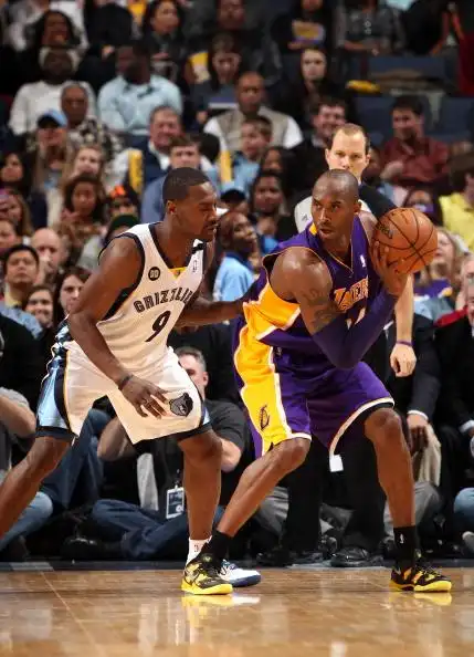 图文nba湖人负灰熊科比背身单打