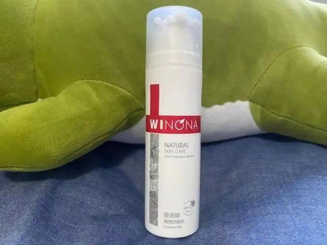 薇诺娜清透防晒乳,成分温和,敏感肌也是可用,它们家品牌主打就是敏感