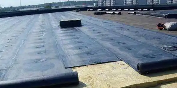 第三, 屋面防水层施工时应注意天气预报,选择晴天施工,不应在雨天,雾