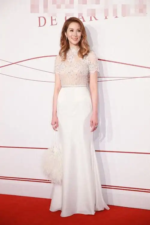 豪门媳妇徐子淇波点衬衫配短裙身材比例出众阔太太圈里很少见