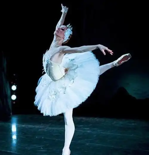 芭蕾舞明星"挥鞭转"视觉震撼 《天鹅湖》最经典的"绝技"舞蹈动作,是