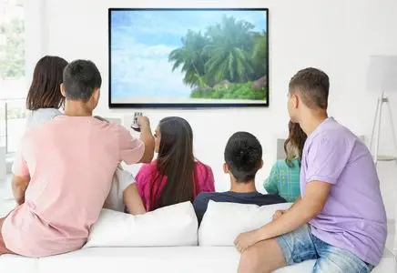 客厅看电视图片