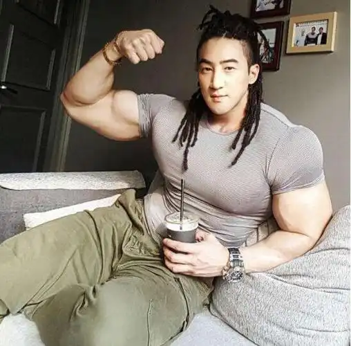 亚洲兽化人黄哲勋, 表情萌呆肌肉威猛