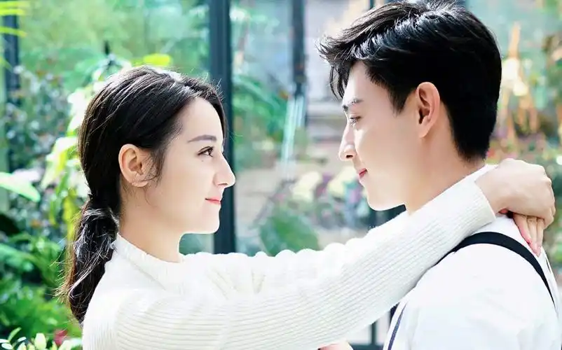 会撩汉的杨幂遇上桃花眼的邓伦,将一档烧脑节目拍成了恋爱节目