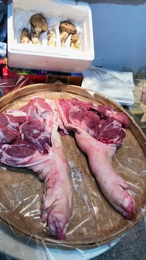 多一个土猪前脚,猪皮很厚,胶原蛋白丰富.红烧赞