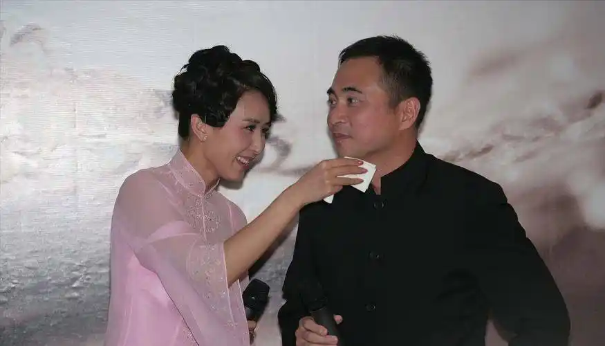 原创胡静和老公同框好恩爱粉薄纱旗袍穿出女人味阔太气质都被隐藏