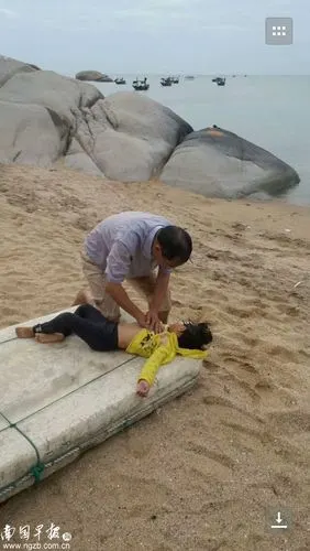小女孩掉海里脸色发青已没呼吸 医生跳海捞人救活