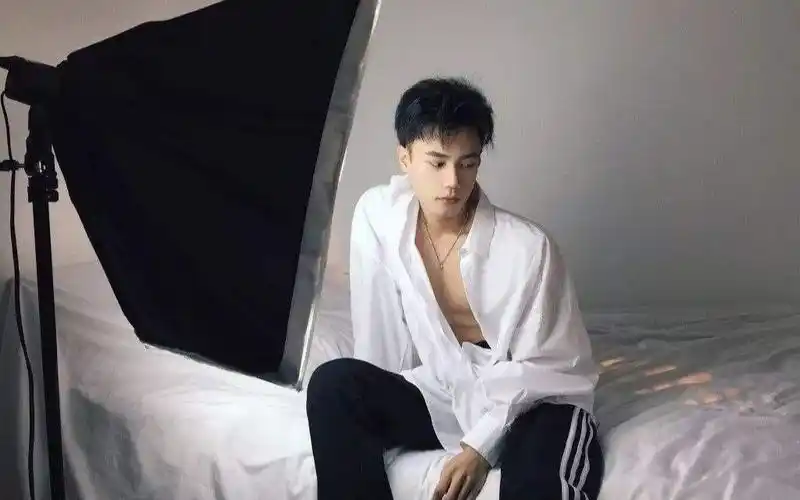 集美们腹肌小哥哥来了快来摸摸2