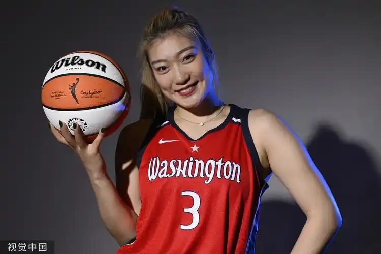 中国女篮球员李梦:不管在哪个舞台,永远做最好的自己 | 极目新闻