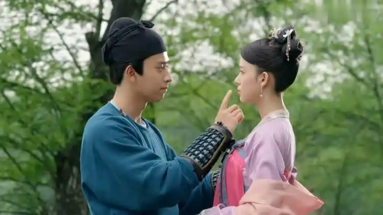 《柜中美人》陈若轩和陈瑶亲热,刚靠近就头疼!